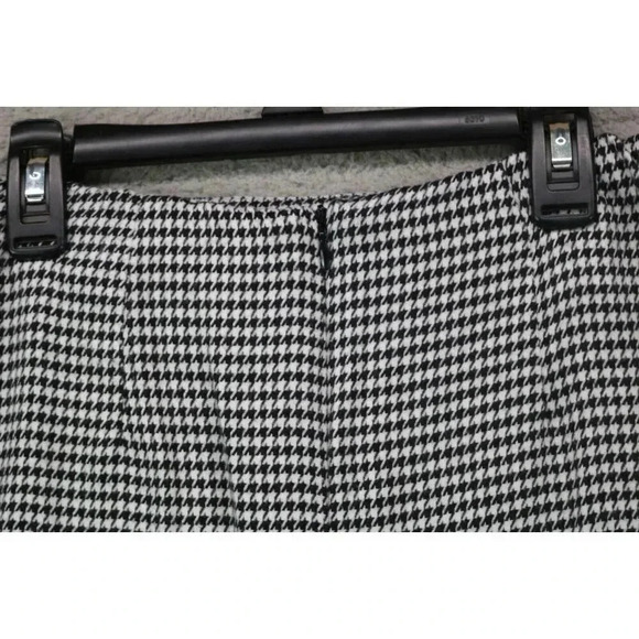 Love on a Hanger Houndstooth Mini Skirt-Size 3 - Picture 7 of 10